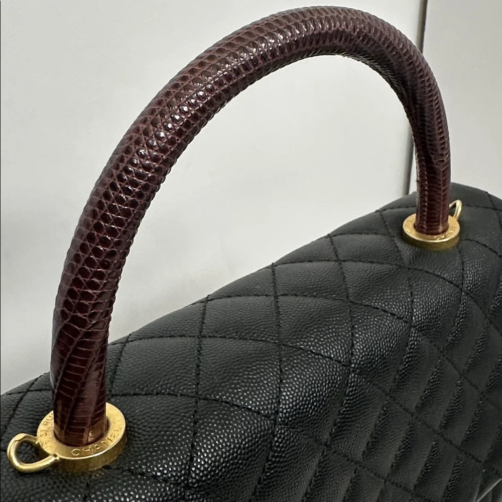 💯Authentic Chanel Black Quilted Shoulder Bag with Gold Accents🍀